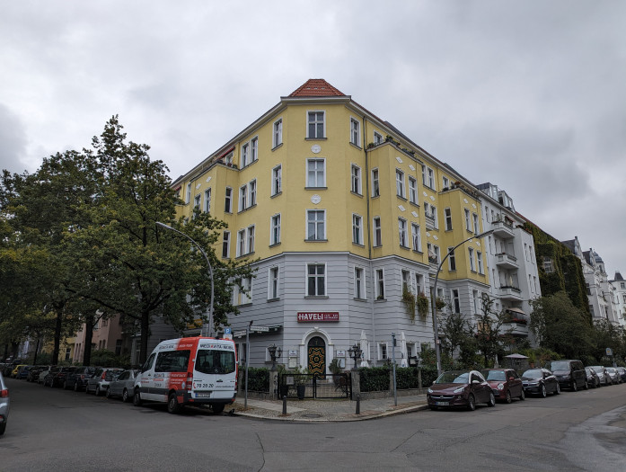 Auf den ersten Blick gibt es kaum Unterschiede zum Pixel 7 Pro - die Details sind beim neuen Model etwas besser. (Bild: Tobias Költzsch/Golem.de)